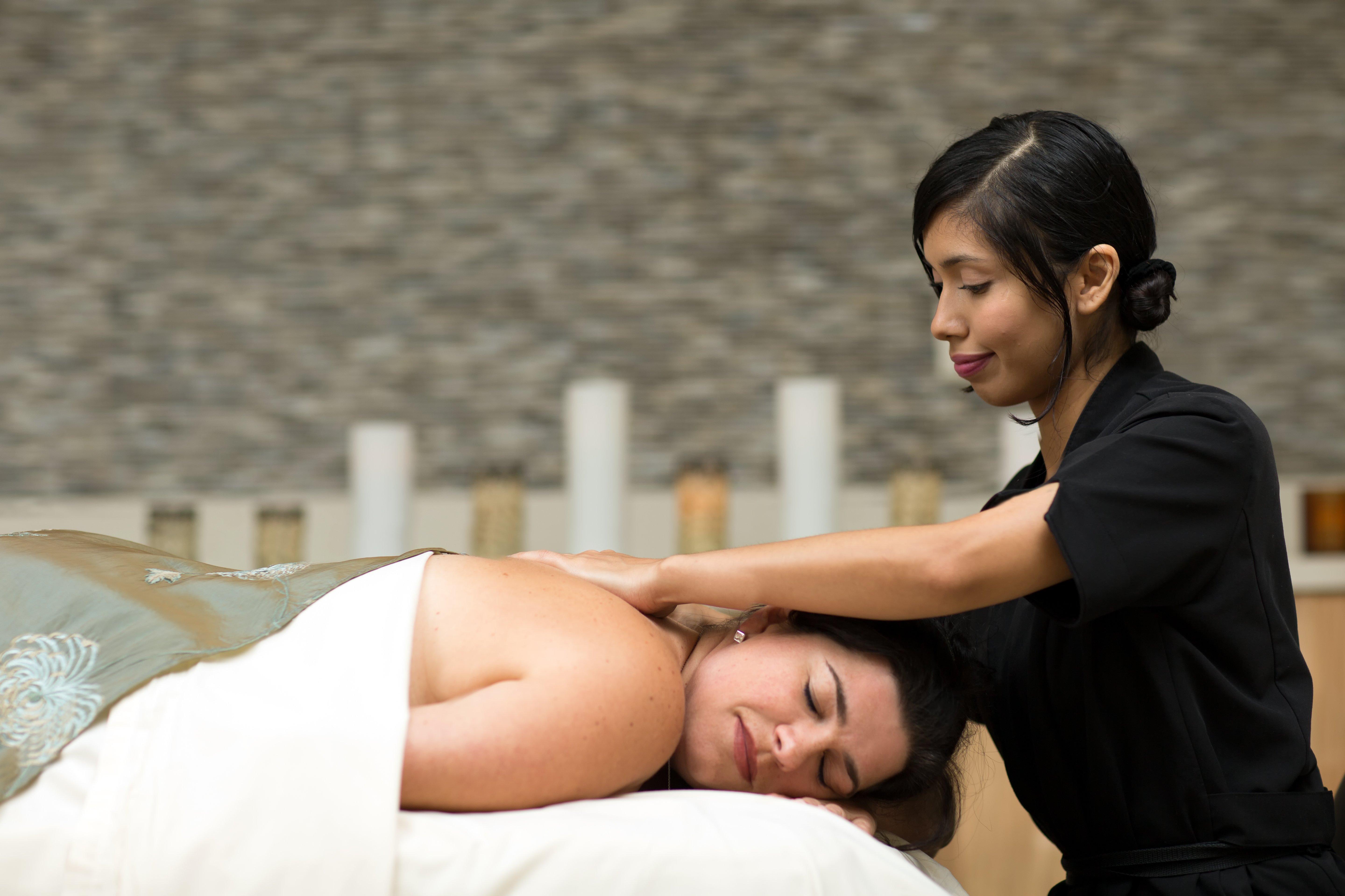 Intercontinental Boston By Ihg Hotel Exterior foto A massage therapist working on a client