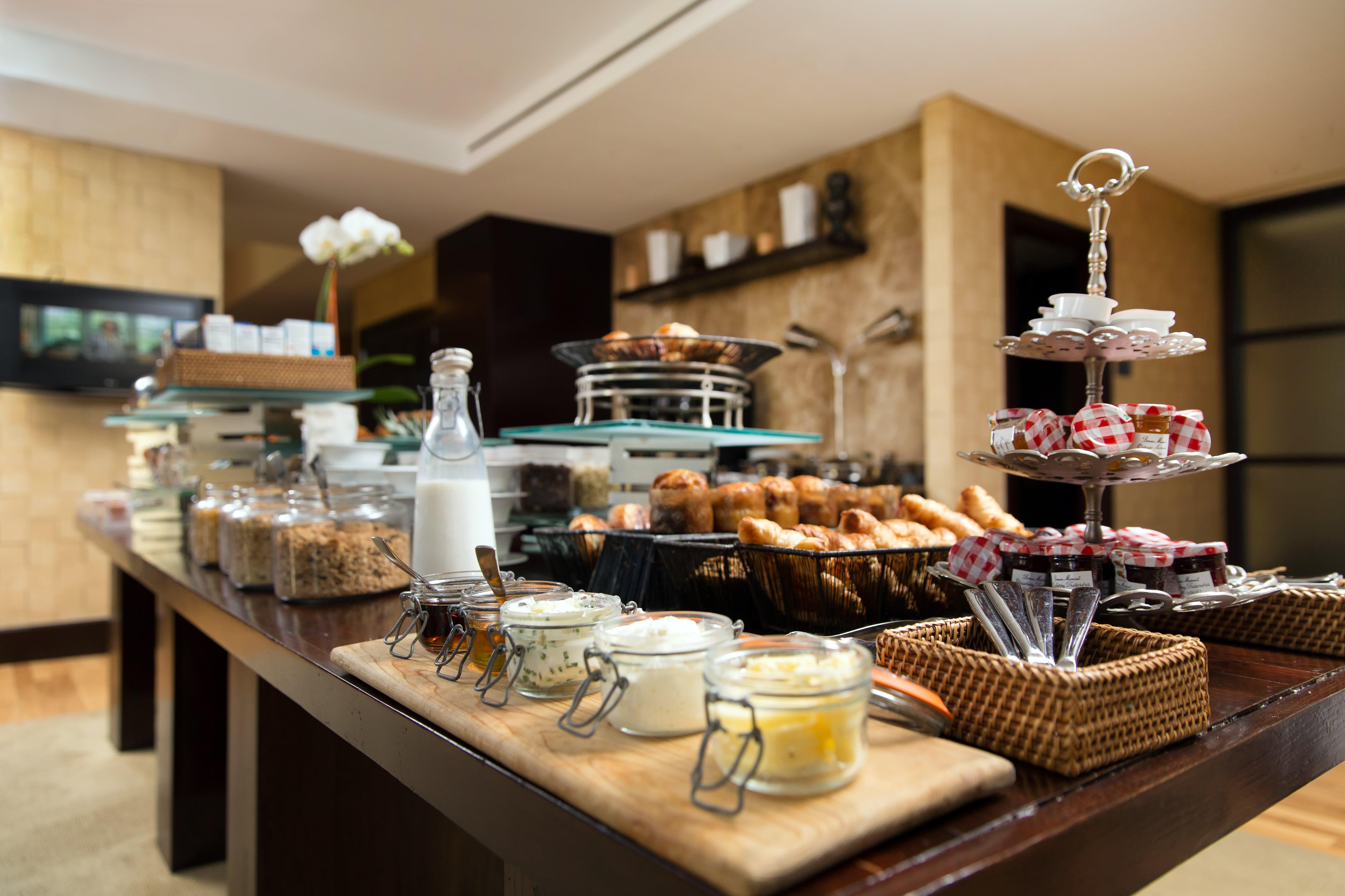 Intercontinental Boston By Ihg Hotel Exterior foto A breakfast buffet at a hotel